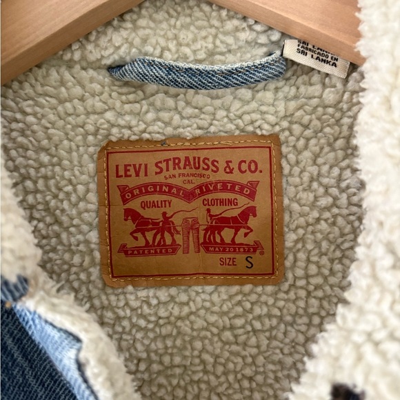 LEVI’S | Blue Denim Sherpa Jean Jacket with silver pocket details size small - Picture 6 of 6